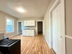 16 1/2 Winslow St in Worcester, MA - Building Photo - Building Photo