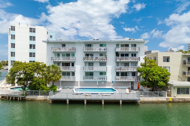 Bay House in Miami Beach, FL - Foto de edificio - Building Photo