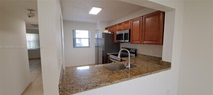 842 NE 209th St in Miami, FL - Foto de edificio - Building Photo