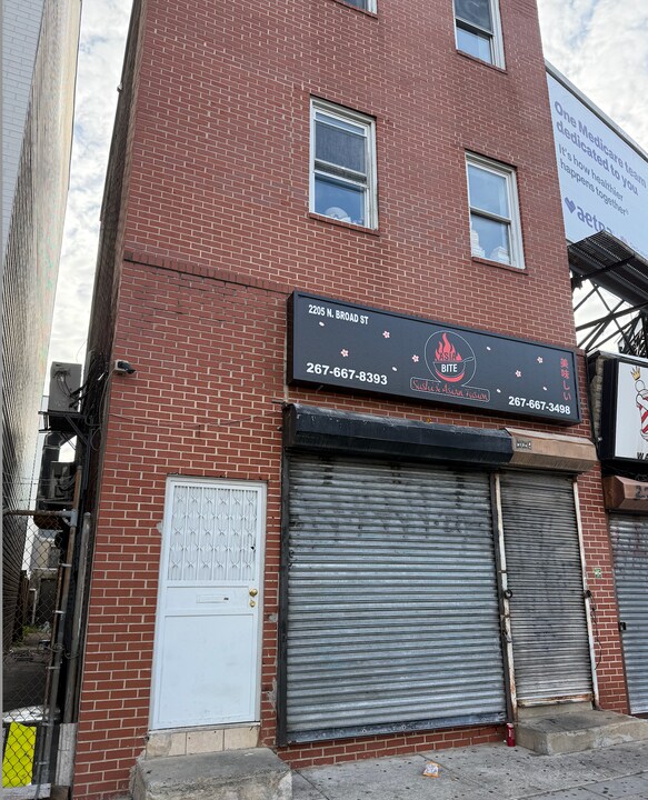2205 N Broad St in Philadelphia, PA - Foto de edificio