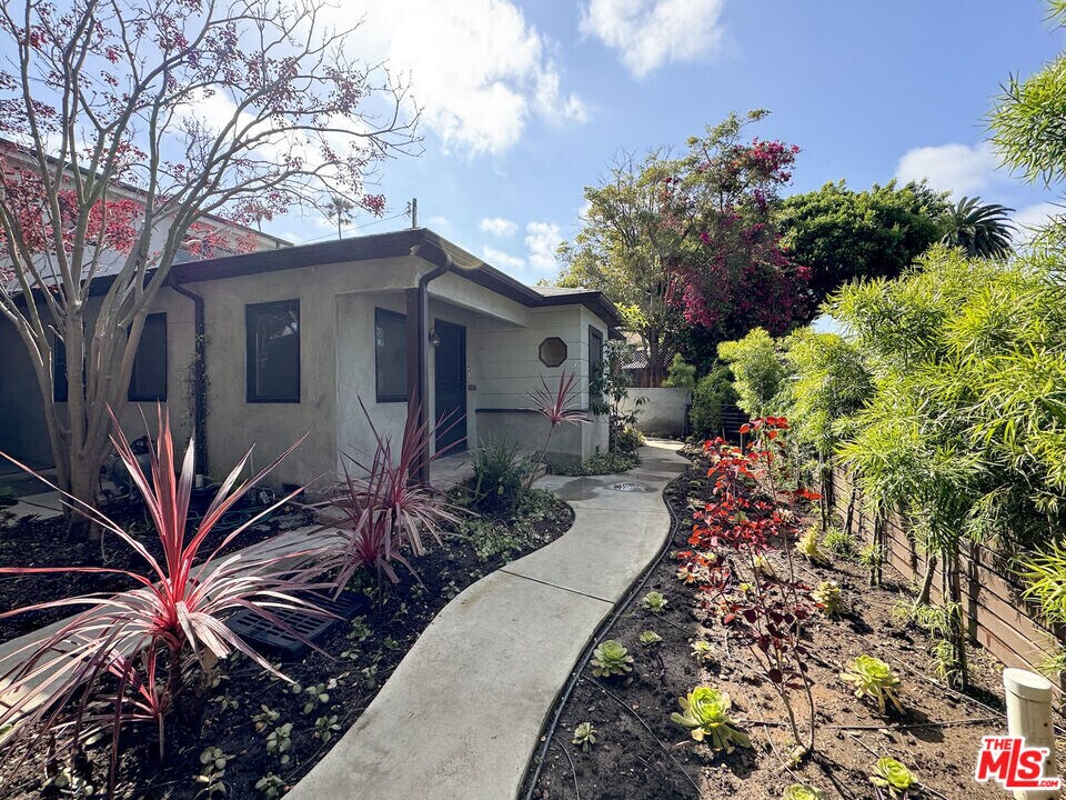 1116 Chelsea Ave in Santa Monica, CA - Building Photo