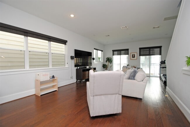 property at 1262 N Post Oak Rd