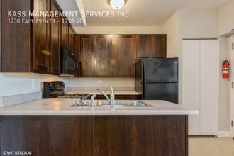 1738 E 69th St, Unit 104 in Chicago, IL - Foto de edificio - Building Photo