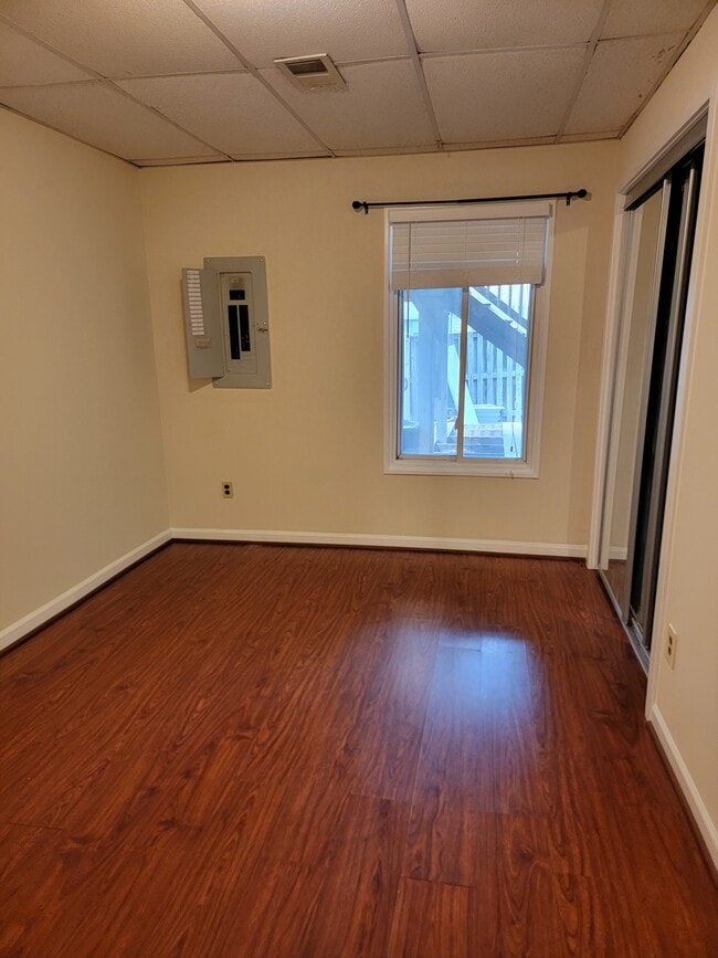 8348 Stationhouse Ct, Unit Great Location & Home