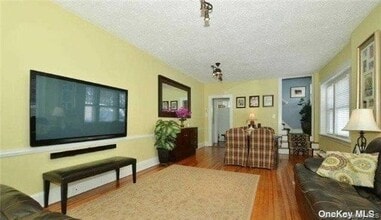 31 Highland Ct in Huntington, NY - Building Photo - Building Photo