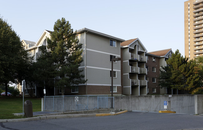 250-280 Brittany Dr in Ottawa, ON - Building Photo - Building Photo