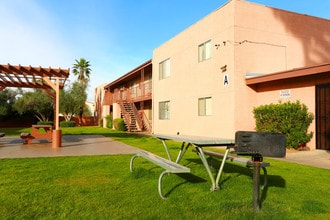 Mountain Shadows Apartments in Tucson, AZ - Foto de edificio - Building Photo