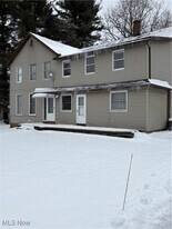 6743 Hathaway Rd in Valley View, OH - Building Photo