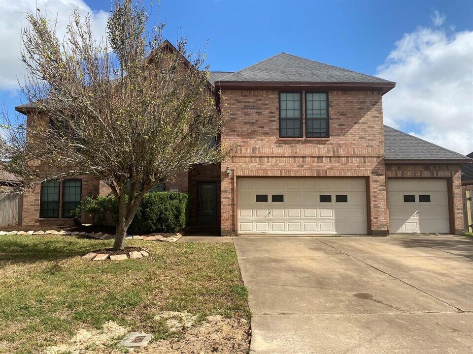 104 Sumac St in Lake Jackson, TX - Building Photo