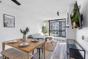 124 W 1st St in North Vancouver, BC - Building Photo