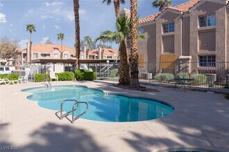 1375 E Hacienda Ave in Las Vegas, NV - Building Photo - Building Photo