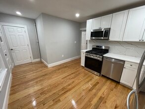 5 Mossland St, Unit 2 in Somerville, MA - Building Photo - Building Photo