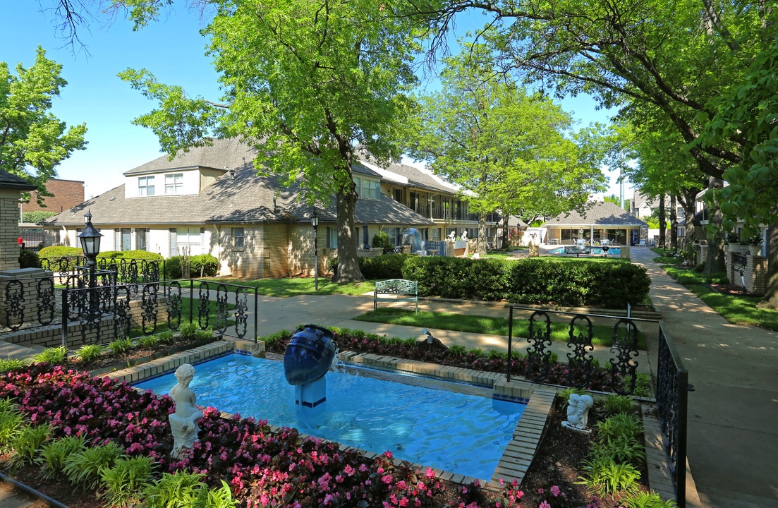 French Villa in Tulsa, OK - Foto de edificio