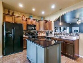 532 W Shadow Ridge Way in Mustang, OK - Building Photo - Building Photo