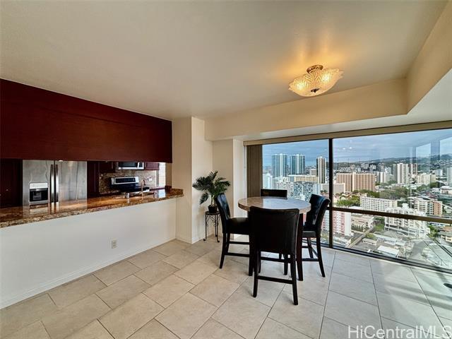 1750 Kalakaua Ave in Honolulu, HI - Building Photo - Building Photo