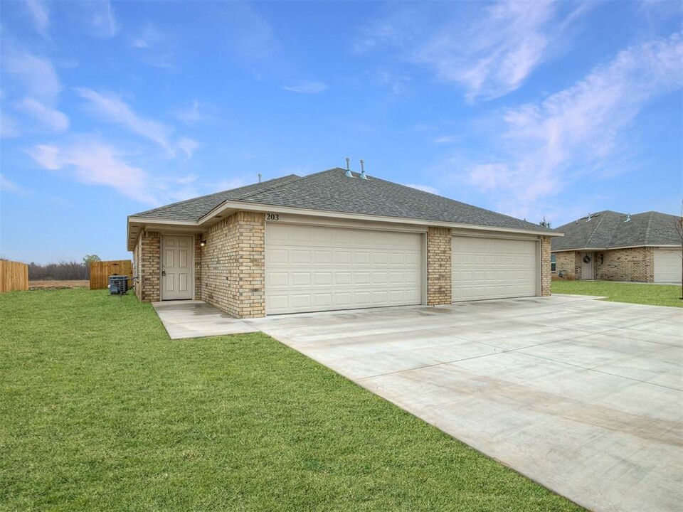 1105 Ashton Ln in Yukon, OK - Building Photo