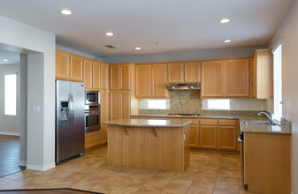 Rancho Serrano - Townhomes in Thousand Oaks, CA - Building Photo - Building Photo