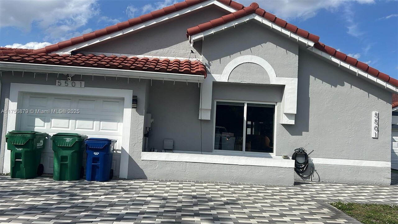 5501 NW 189th Terrace in Miami Gardens, FL - Building Photo