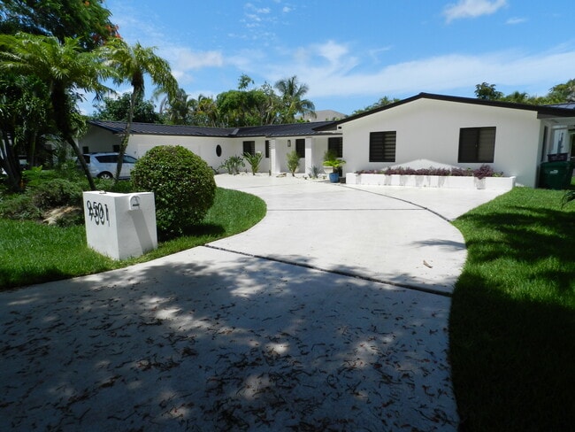 9501 SW 69th Ct, Unit ROOM for rent