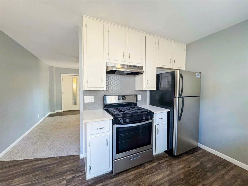 1010 N Meadows Dr in Austin, TX - Building Photo