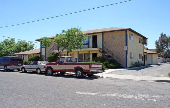 465-497 E Main St in San Jacinto, CA - Foto de edificio - Building Photo