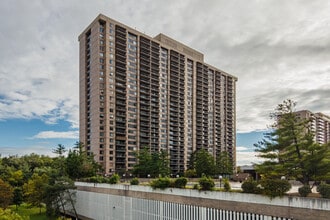 Skyline Plaza in Falls Church, VA - Building Photo - Building Photo