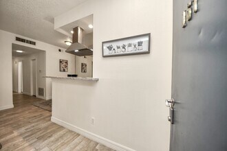 7950 N Stadium Dr in Houston, TX - Foto de edificio - Building Photo