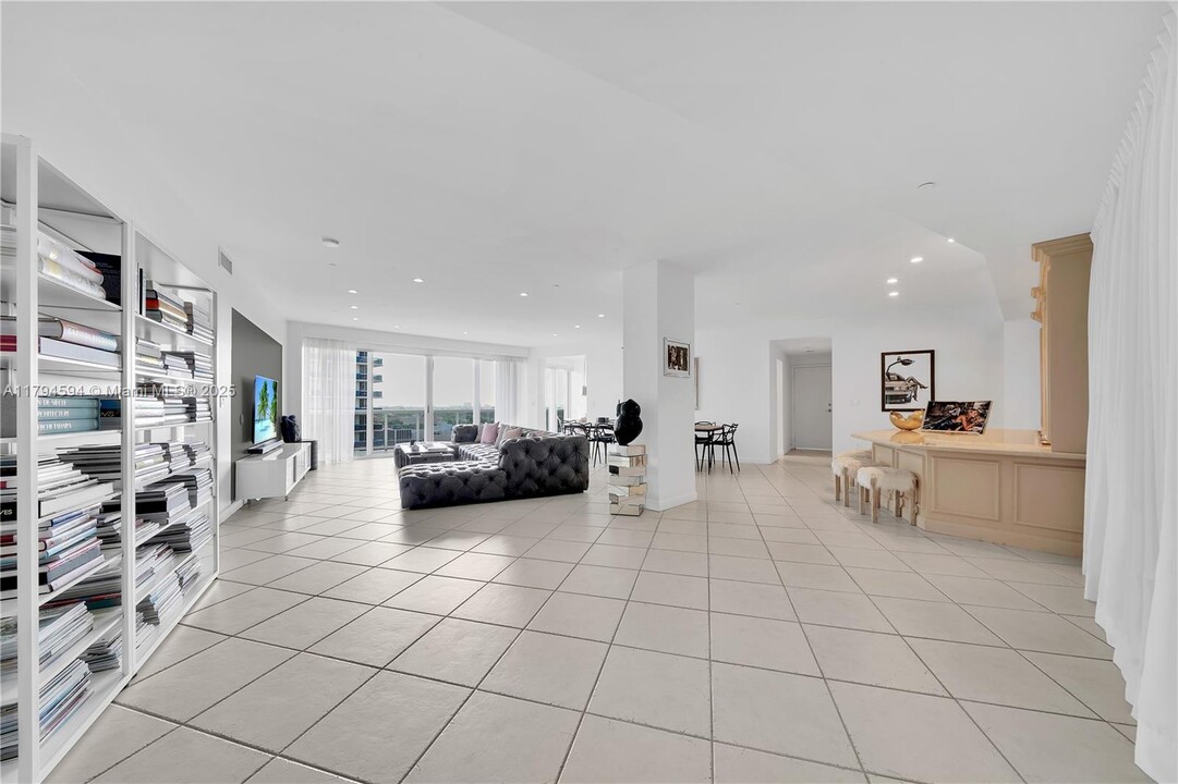 9601 Collins Ave in Bal Harbour, FL - Building Photo