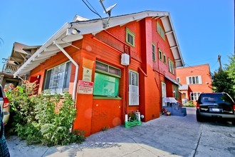 2669 San Marino St in Los Angeles, CA - Foto de edificio - Building Photo