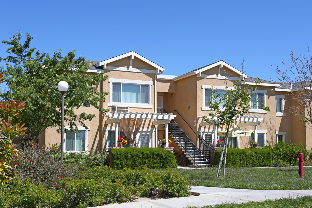 Mustang Peak Village in Newman, CA - Building Photo