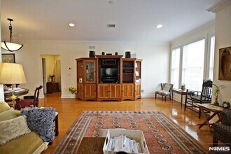 5 Tenakill Park E, Unit 106 in Cresskill, NJ - Building Photo - Building Photo