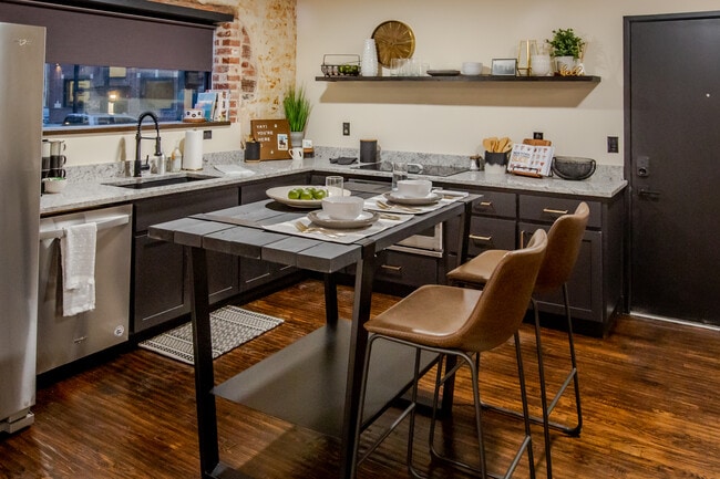 Velencia - Upscale Lofts On Midtown Trail