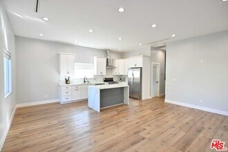 6961 Balcom Ave in Los Angeles, CA - Building Photo - Building Photo