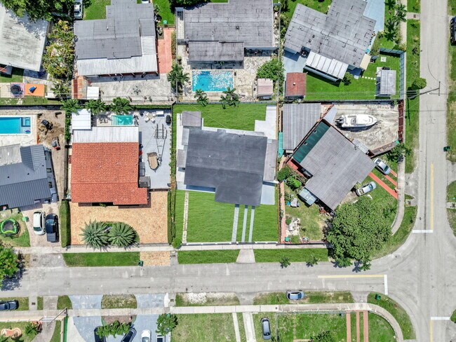 4040 SW 108th Ave in Miami, FL - Building Photo - Building Photo