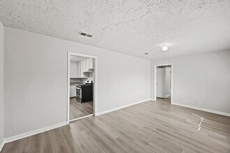 8829 Woodlyn Rd in Houston, TX - Foto de edificio - Building Photo