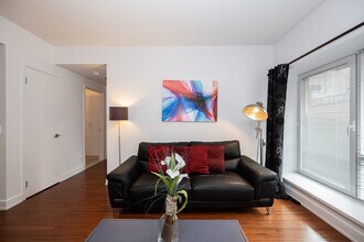 244 Rue De la Gauchetière O in Montréal, QC - Building Photo - Building Photo