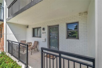 2211 NE 122nd St in North Miami, FL - Building Photo - Building Photo