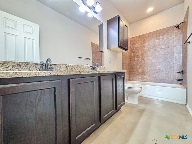 752 Saengerhalle Rd in New Braunfels, TX - Foto de edificio - Building Photo