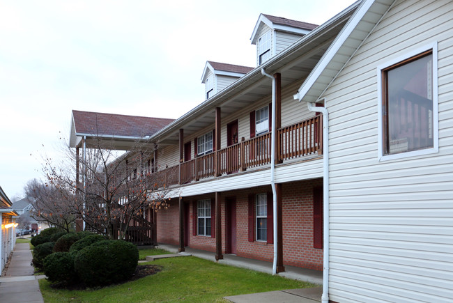 Wrens Trail Garden Apartments in Stow, OH - Building Photo - Building Photo