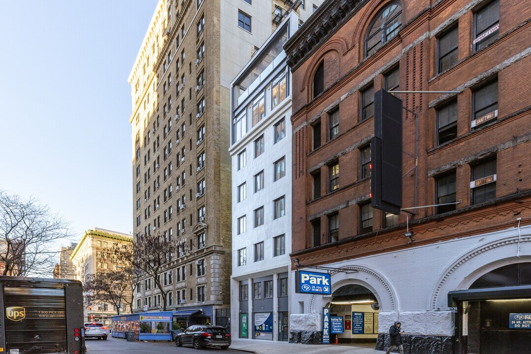 207 W 75th St in New York, NY - Building Photo