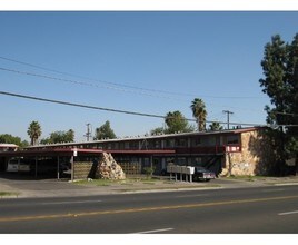 Maple Palms Apartments in Fresno, CA - Building Photo - Building Photo