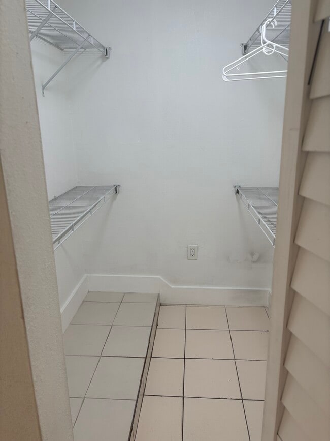 10310 SW 34th St, Unit Efficency in Westchester área in Miami, FL - Building Photo - Building Photo