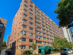 708 W Bittersweet Pl, Unit 301 in Chicago, IL - Foto de edificio - Building Photo