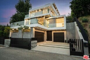 2419 El Contento Dr in Los Angeles, CA - Building Photo