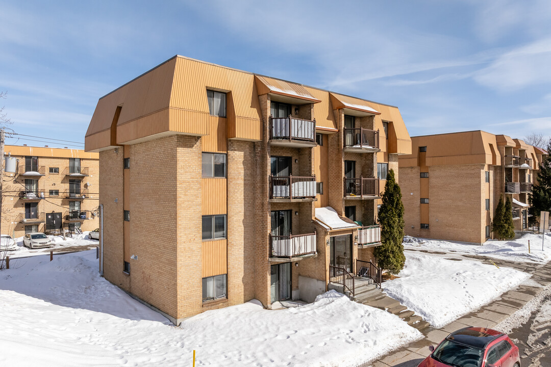 715 Laval Boul in Laval, QC - Building Photo
