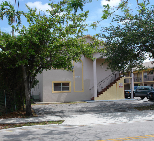 1331-1339 W 30th St in Hialeah, FL - Foto de edificio - Building Photo