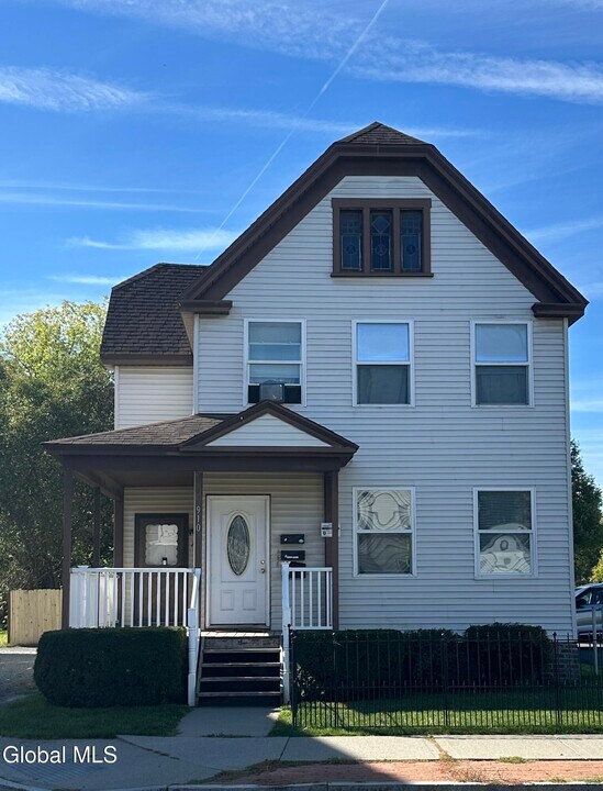 910 19th St in Watervliet, NY - Building Photo