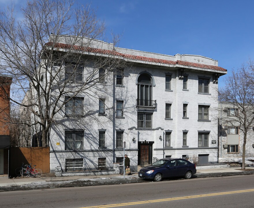 2312 Lyndale Ave S in Minneapolis, MN - Foto de edificio