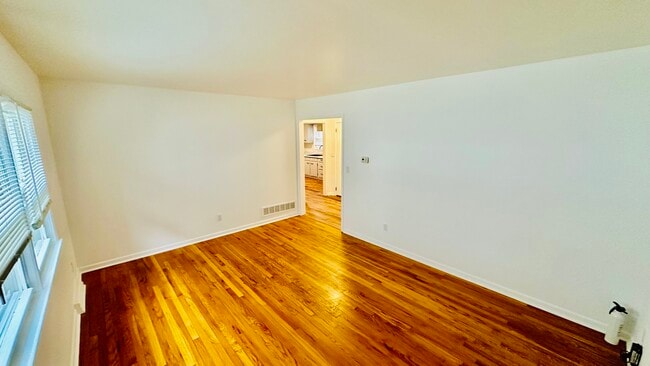 108 W Bridge St, Unit Apt A in Morrisville, PA - Foto de edificio - Building Photo