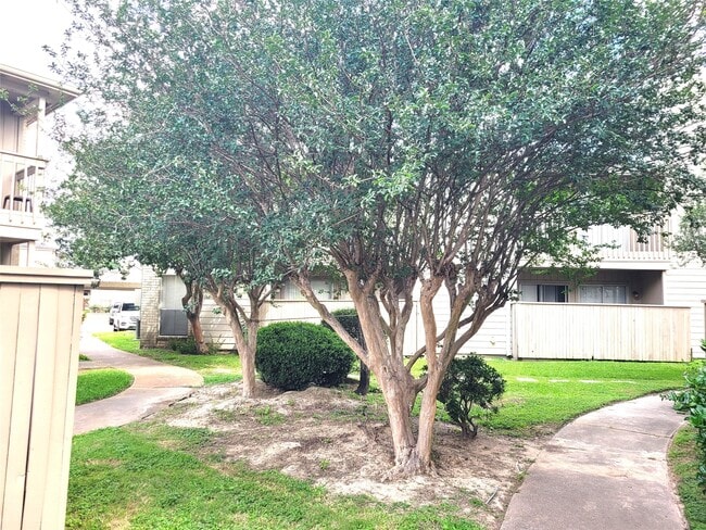 property at 3919 Fairmont Pkwy
